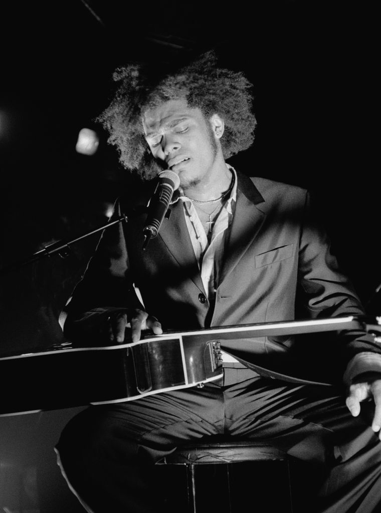 Maxwell Performs In London