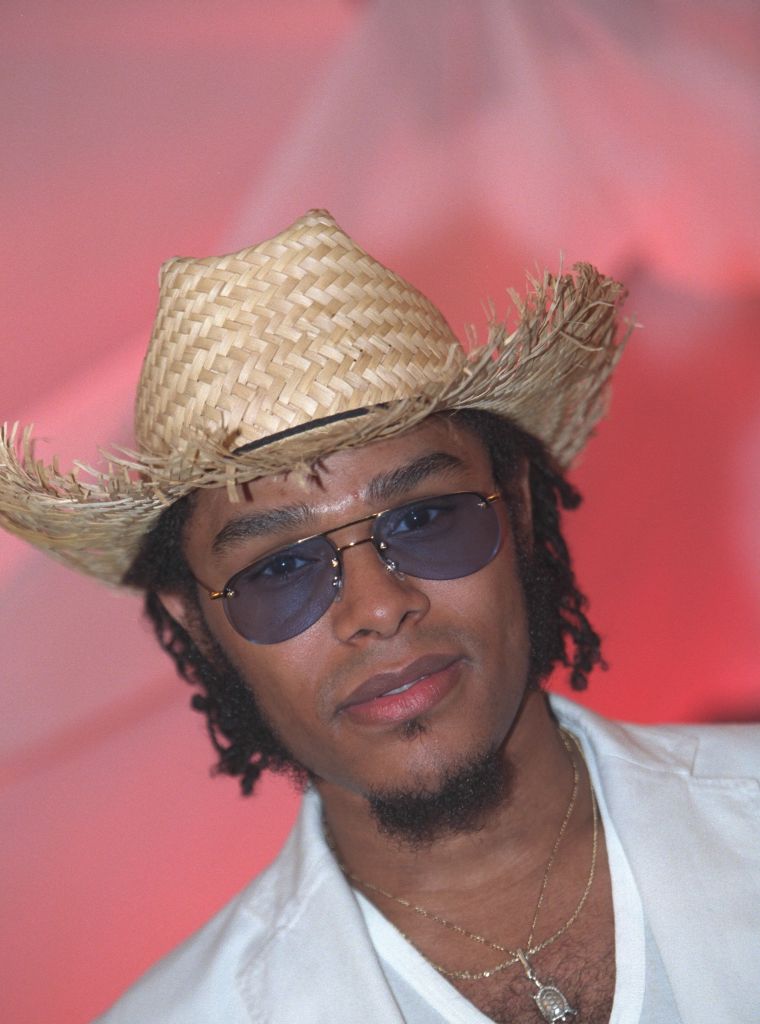 THE SINGER MAXWELL IN PARIS