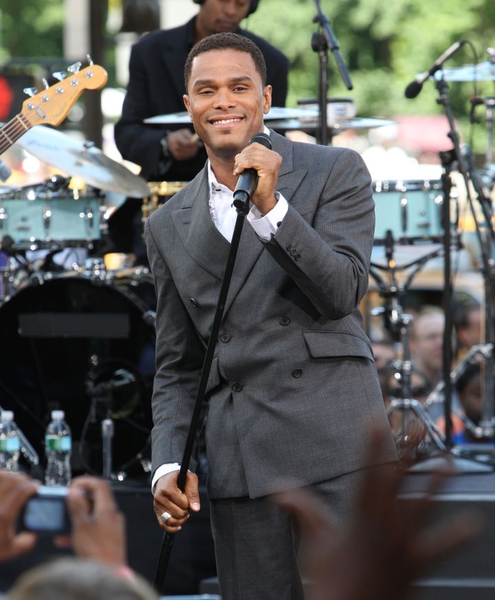 Maxwell Performs On CBS' 'The Early Show'