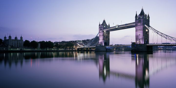 London Icon at dawn - panoramic view