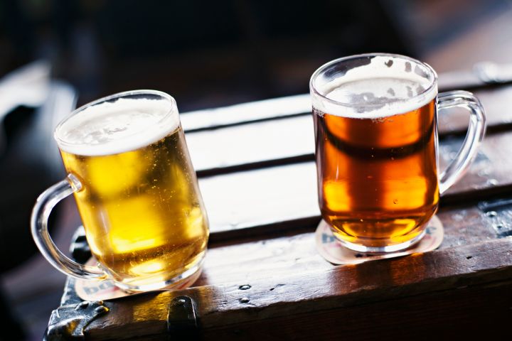 Two types of beer in tankards