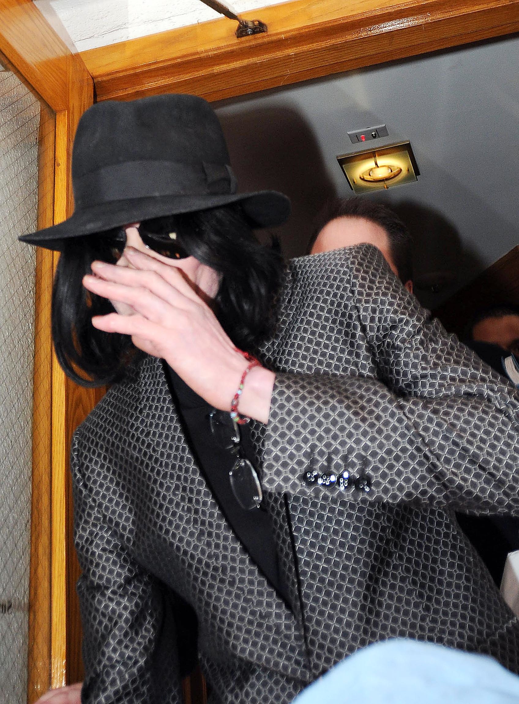 EXC MICHAEL JACKSON LEAVING A MEDICAL BUILDING WITH HIS CHILDREN