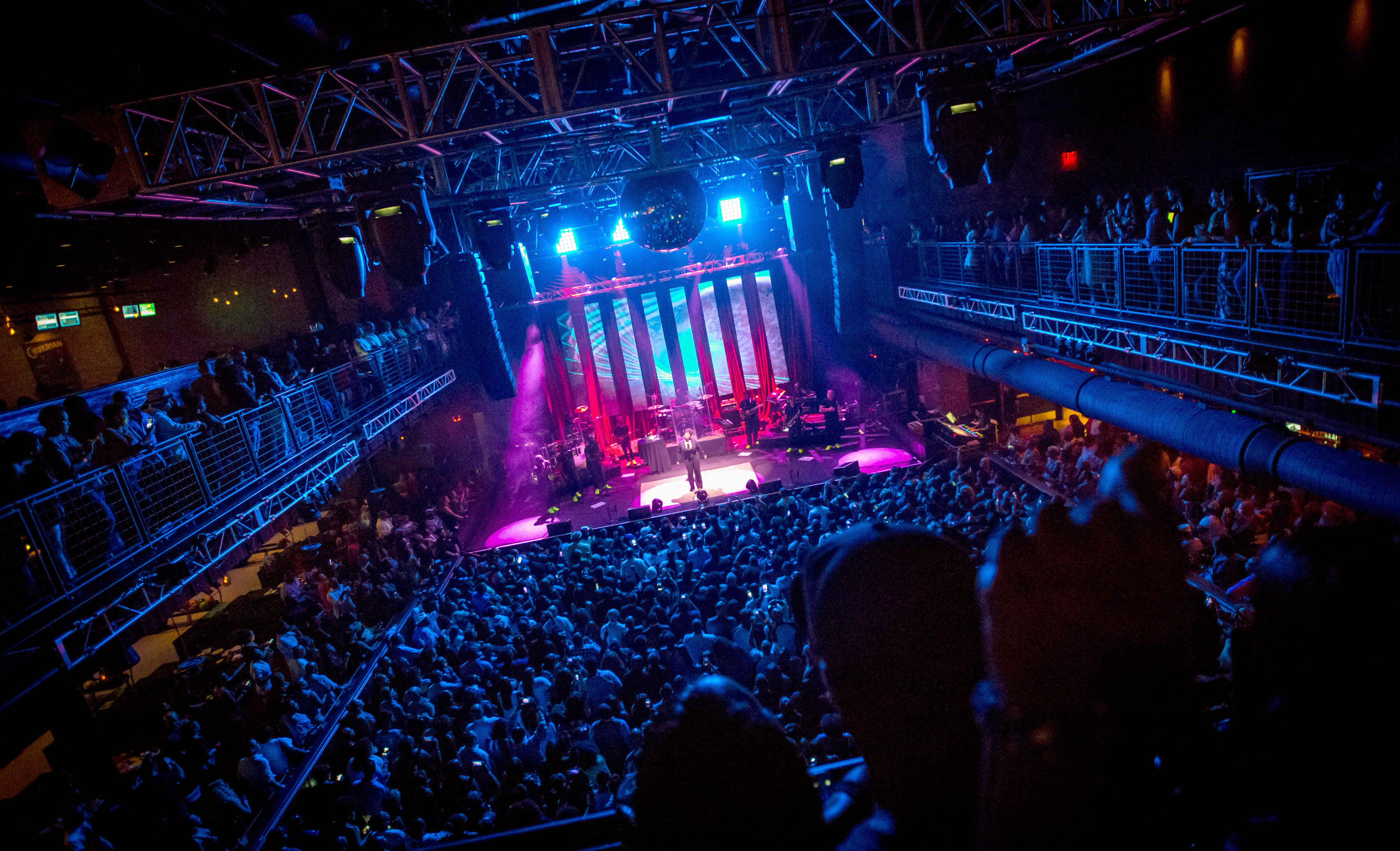 Jill Scott perofrms live in concert